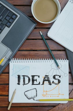 Defter ile fikirler kahve ve dizüstü tablo içindeki metni 
