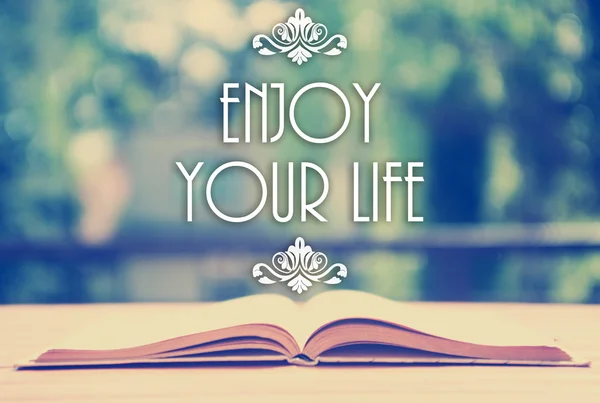 Epigraph sobre o livro aberto com ornamento elegante - Aproveite a sua vida — Fotografia de Stock