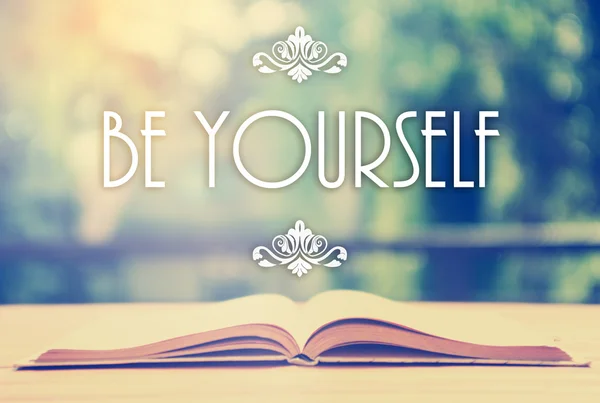 Feliratos át a megnyitott könyvet, elegáns dísz - légy önmagad! — Stock Fotó