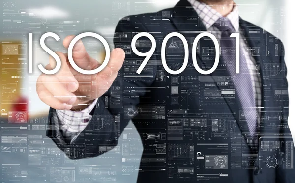 Бизнесмен выбирает ISO 9001 из сенсорного экрана — стоковое фото