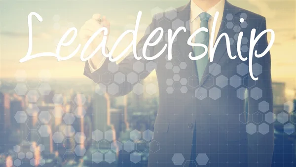 Zakenman schrijven op transparante bord leiderschap — Stockfoto