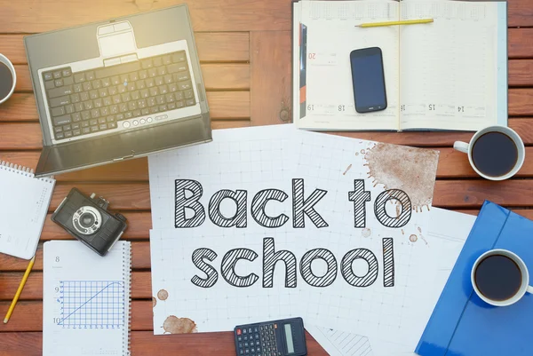 Caderno com texto dentro De volta à escola na mesa — Fotografia de Stock