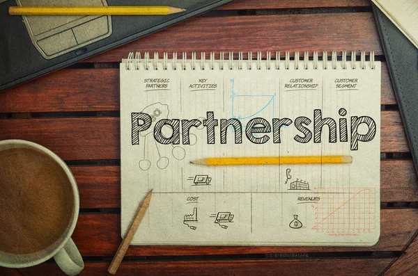 Quaderno con testo all'interno Partnership sul tavolo — Foto Stock