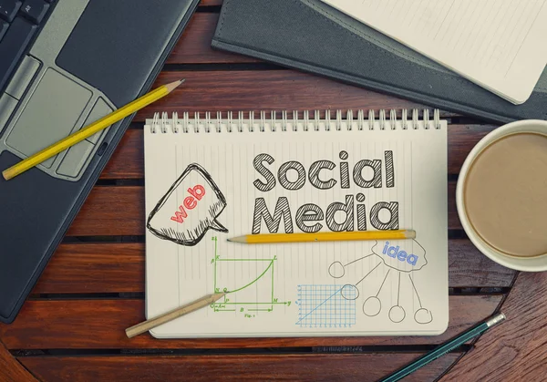 Quaderno con testo all'interno dei Social Media sul tavolo — Foto Stock