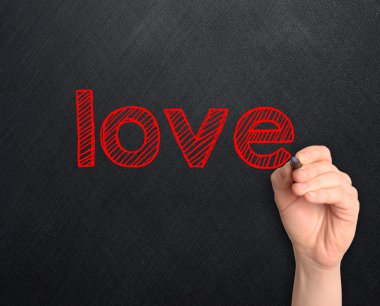 Siyah arka plan üzerine el yazısıyla yazılmış aşk