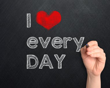 Koyu arka plan üzerinde el yazısı her gün seviyorum