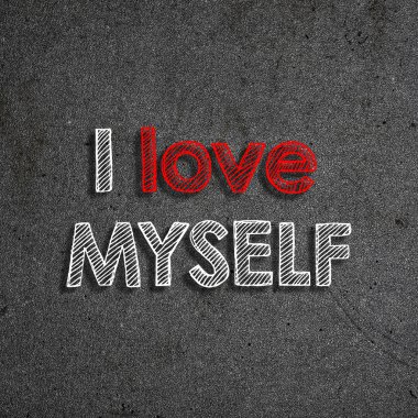 Bir kara tahta üzerinde beyaz tebeşir ile el yazısı beni seviyor.