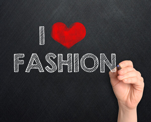 Я люблю моду, написанную от руки на доске
