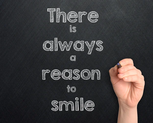 Há sempre uma razão para sorrir escrito à mão no fundo escuro — Fotografia de Stock