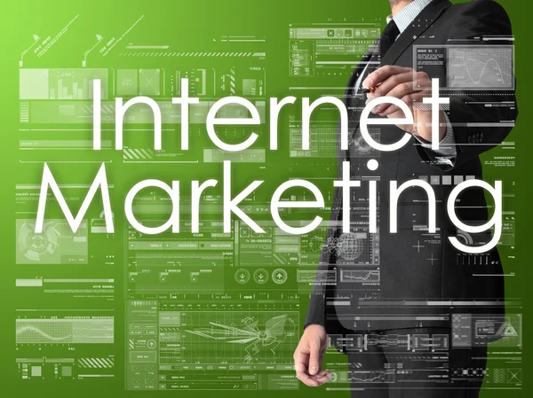 Affärsman skriva Internet Marketing och rita grafer och diagram — Stockfoto