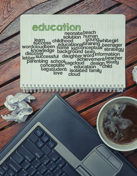Notebook, leżącego na stole z napisał słowa związane z edukacją — Zdjęcie stockowe