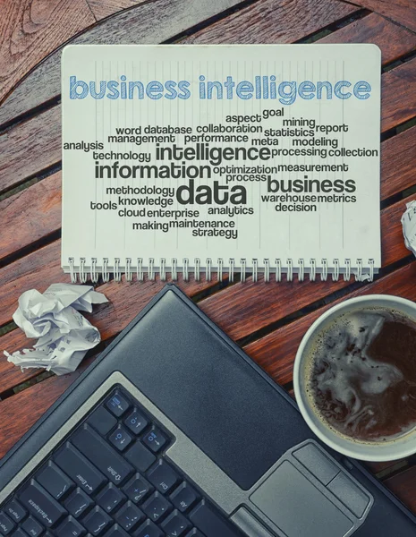 Notebook feküdt az asztalon, az írott szavak kapcsolódó üzleti intelligencia — Stock Fotó