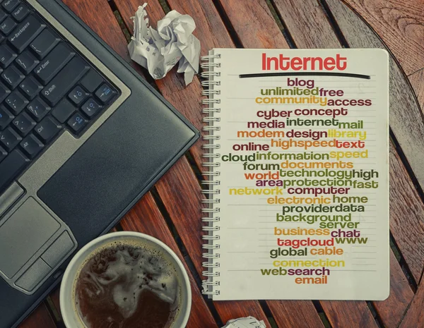 Internet ile ilgili yazılı kelimeler ile masanın üzerinde yatan defter — Stok fotoğraf
