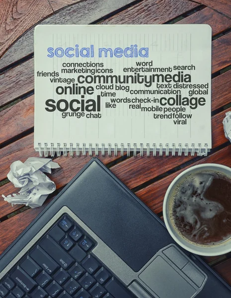 Notebook sdraiato sul tavolo con le parole scritte associate ai social media — Foto Stock