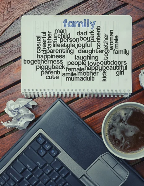 Notebook, leżącego na stole z napisał słowa związane z rodziną — Zdjęcie stockowe