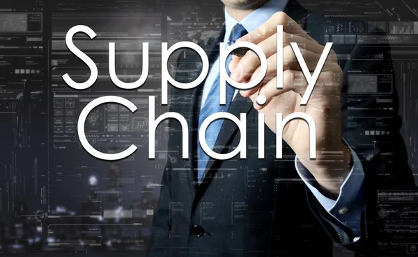 Empresário escrevendo Supply Chain na tela virtual — Fotografia de Stock