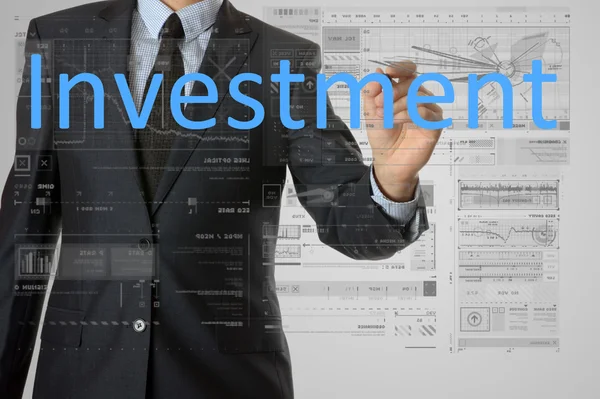 Geschäftsmann schreibt Investitionen und zeichnet Graphen und Diagramme — Stockfoto