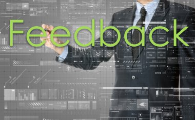 işadamı geribildirim şeffaf tahtaya yazıyor
