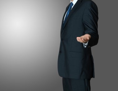 bir şey gri arka plan üzerinde sunulması iş adamı