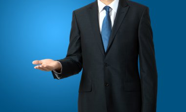 Bir şey mavi arka plan üzerinde gösterilen işadamı