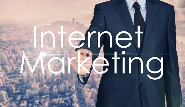 Zakenman schetsen en schrijven van Internet Marketing — Stockfoto