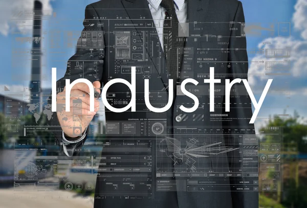 Geschäftsmann schreibt Industrie im Hintergrund ist eine Fabriklandschaft — Stockfoto