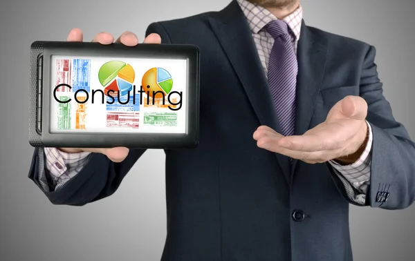 Empresario mostrando concepto de negocio en tableta - Consultoría — Foto de Stock