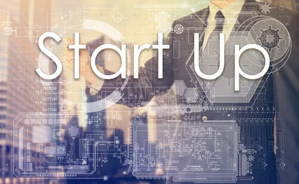 Işadamı metin gemide yazıyor: Start Up - gün batımı şehri ile — Stok fotoğraf