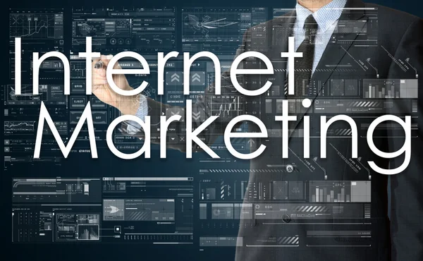 De zakenman is het schrijven van Internet Marketing op het transparant bord — Stockfoto