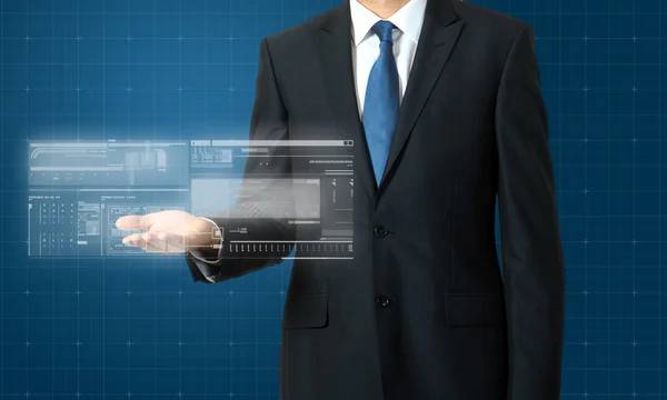 Üzletember bemutató digitális grafikonok virtuális képernyőn — Stock Fotó