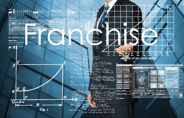 Geschäftsmann präsentiert Franchise-Text sowie Grafiken und Diagramme mit Stadt im Hintergrund — Stockfoto