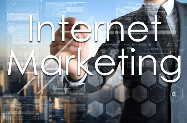 Επιχειρηματία γράφοντας Internet Marketing σε διαφανή πίνακα με πόλη στο παρασκήνιο — Φωτογραφία Αρχείου