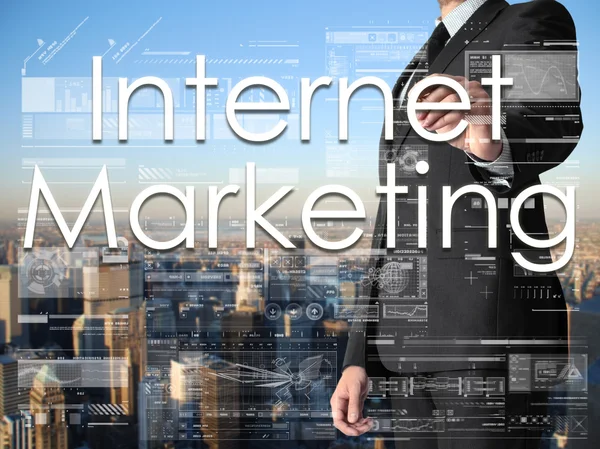 Üzletember írás Internet Marketing város háttérben átlátszó táblán — Stock Fotó