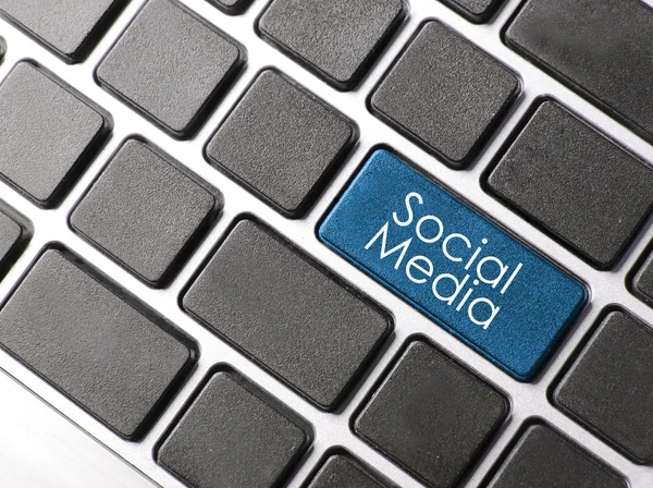 Social-Media-Taste auf einer Tastatur mit Sprechblasen. — Stockfoto