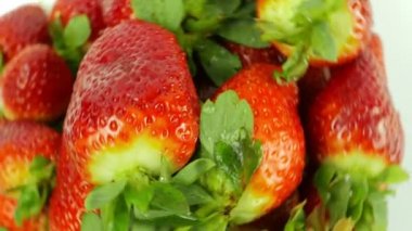 Çilek beyaz arka plan üzerinde dönen yukarıdan aşağı görünüme