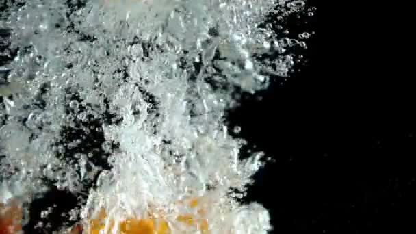 6 Mandarinen in Ultra-Zeitlupe ins Wasser gespritzt - schwarzer Hintergrund — Stockvideo