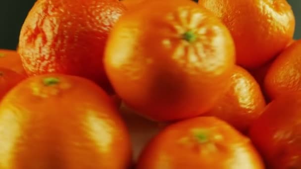 Macro tiro de tangerinas rotativas - fundo preto — Vídeo de Stock