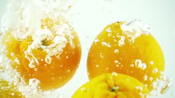 4 oranges éclaboussées dans l'eau - Ultra Slowmotion 