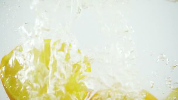 4 oranges sectionnées éclaboussées dans l'eau - Ultra Slowmotion 