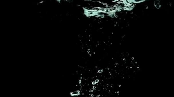 Ultra Slowmo Single aardbei spatte in Water op zwarte achtergrond — Stockvideo