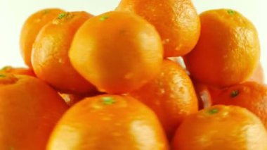 Mandalina - beyaz arka plan dönen makro çekim