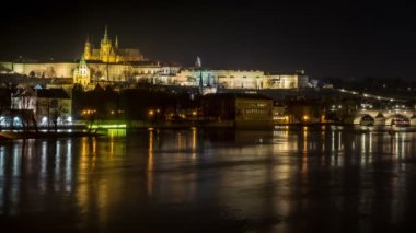 Gece Prag'da Vltava ve Charles Köprüsü Timelapse