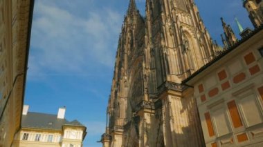 St Vitus Katedrali'nin Ön Tarafının Sinematik Kaydırma Çekimi