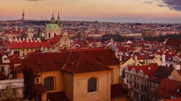 Zonsondergang timelapse van Praag Old Town district (Mala Strana) — Stockvideo