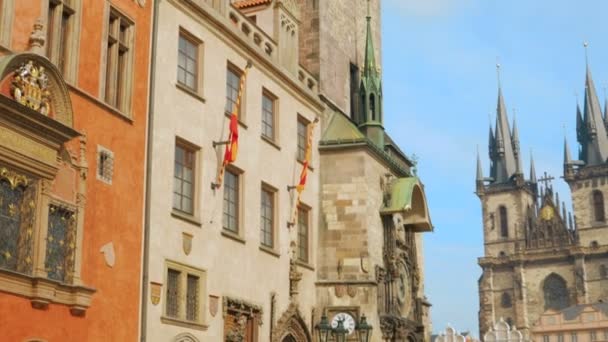 摆式镜头显示时钟塔在布拉格老城广场 — 图库视频影像
