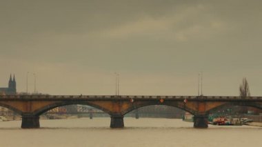 Prag'daki Vltava Nehri'nden Palacky Köprüsü'nün Panoramik Manzarası
