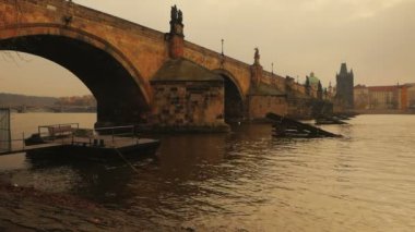 Prag'da Charles Köprüsü'nün Altından Akan Vltava Nehri