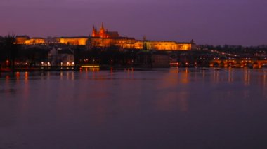 Alacakaranlıkta Vltava Nehri ve Prag Kalesi'nin Timelapsed Geniş Statik Çekimi