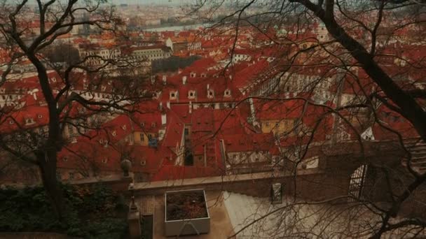 Bred tippning Skott av Prag Gamla stan — Stockvideo