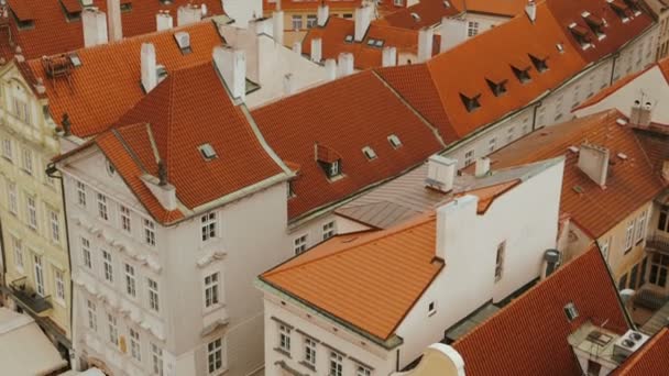 Primer plano Tilting Aerial Shot de Praga Plaza de la Ciudad Vieja — Vídeo de stock